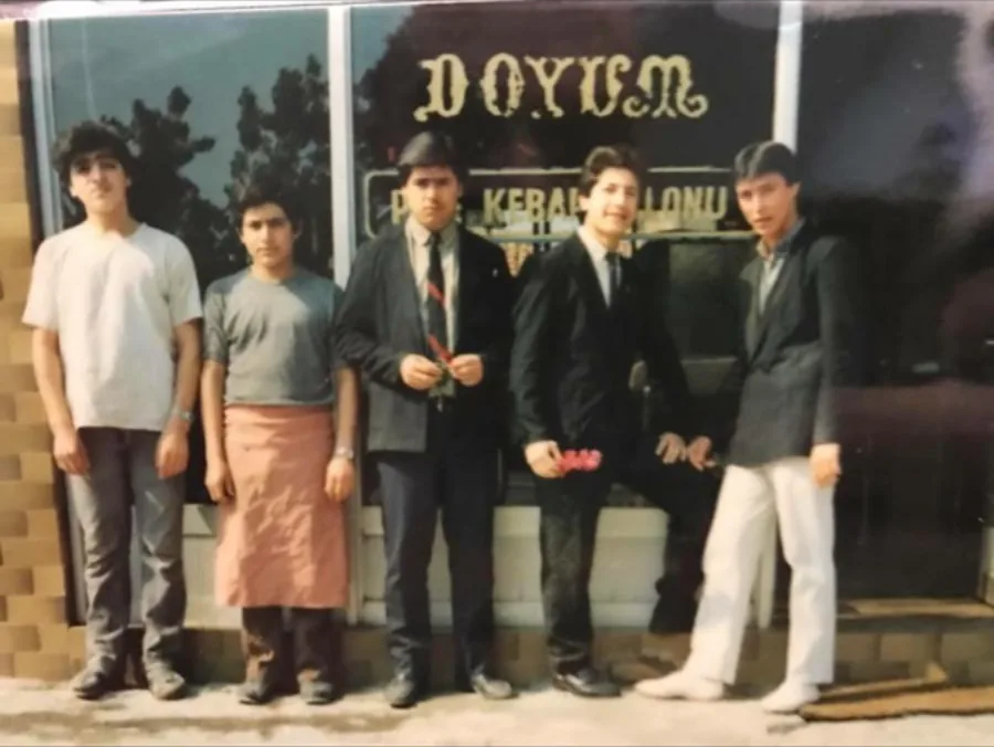 Doyum ekibi salonun önünde