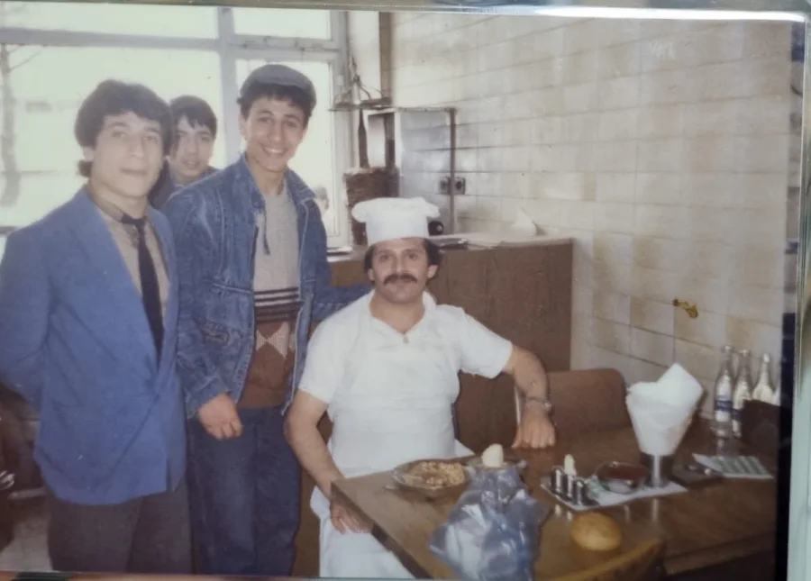 Doyum’un mutfağında beyaz önlüklü usta ve salonun gençleri, arşivden bir kare