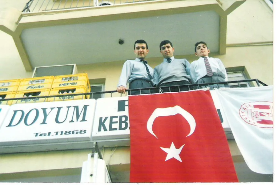 Balkonda bayrakla Doyum ekibi
